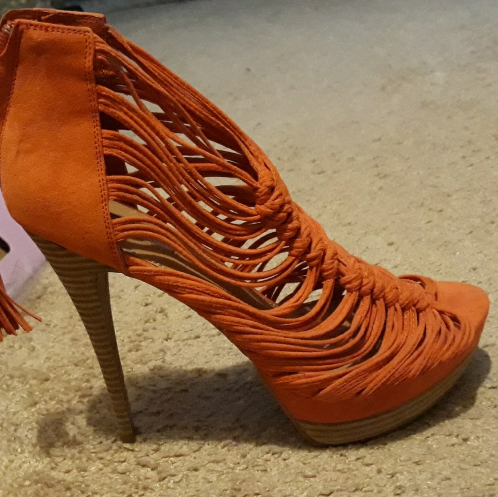 HALSTON..5inch heels size 9.5..Vibrant Orange - Picture 3 of 8